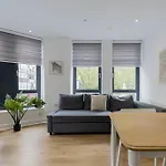 Stylish Modern Apartment By Aldgate East Station 2